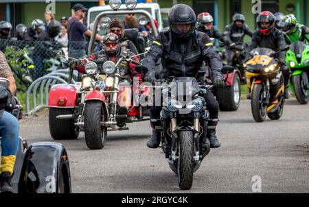 Eastbourne, East Sussex, Großbritannien. 12. Aug. 2023. Hunderte von Motorradfahrern, Motorradgruppen und Oldtimer aus der ganzen Region nehmen an einer Spendenaktion Teil, die Alfie aus Eastbourne seit 6 Jahren veranstaltet und seit 2017 mit einem Hirntumor kämpft. Die Reiter, die Alfie durch die Teile von East Sussex begleiten werden, um Geld zu sammeln, um Alfies Behandlung des Tumors zu unterstützen, der jetzt seine Sehkraft beeinflusst. Alle Gelder werden auch zur Finanzierung einer Reise nach Disneyland für Alfie und seine Familie verwendet. Kredit: Newspics UK South/Alamy Live News Stockfoto