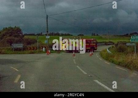 Bantry, West Cork Irland, Samstag, 12. August 2023; Ein Motorradfahrer wurde nach einem Unfall mit einem Auto auf der N71 Bantry to Ballydehob Road ins Krankenhaus gebracht. Die Feuerwehr von Bantry und Skibbereen, die Rettungsmannschaften und Gardaí von Bantry und die Küstenwache Helicopter Rescue 115 in Shannon wurden vor Ort eingesetzt. Der Fahrer des Wagens wurde gegen einen Schock behandelt und der Motorradfahrer zusammen mit seiner weiblichen Soziusbegleiterin wurde vom Hubschrauber der Küstenwache mit schweren Verletzungen nach CUH gebracht. Die Straße bleibt für eine technische Prüfung gesperrt. Kredit; ED/Alamy Live News Stockfoto