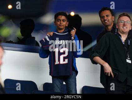 Ein Fan hält ein New England Patriots Trikot auf den Tribünen, um den Miteigentümer Tom Brady aus Birmingham City während des Sky Bet Championship Spiels in St. zu bewundern Andrew's, Birmingham. Foto: Samstag, 12. August 2023. Stockfoto