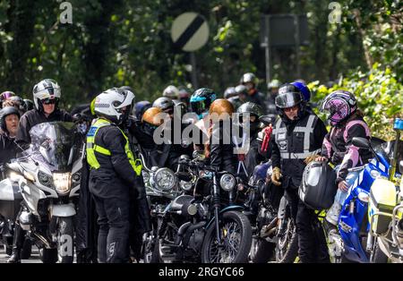 Eastbourne, East Sussex, Großbritannien. 12. Aug. 2023. Hunderte von Motorradfahrern, Motorradgruppen und Oldtimer aus der ganzen Region nehmen an einer Spendenaktion Teil, die Alfie aus Eastbourne seit 6 Jahren veranstaltet und seit 2017 mit einem Hirntumor kämpft. Die Reiter, die Alfie durch die Teile von East Sussex begleiten werden, um Geld zu sammeln, um Alfies Behandlung des Tumors zu unterstützen, der jetzt seine Sehkraft beeinflusst. Alle Gelder werden auch zur Finanzierung einer Reise nach Disneyland für Alfie und seine Familie verwendet. Kredit: Newspics UK South/Alamy Live News Stockfoto