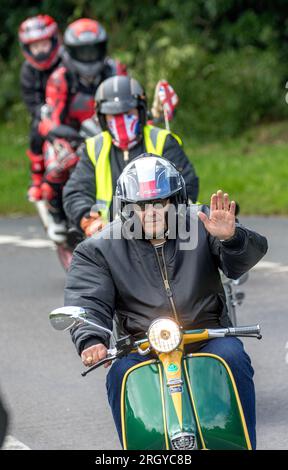 Eastbourne, East Sussex, Großbritannien. 12. Aug. 2023. Hunderte von Motorradfahrern, Motorradgruppen und Oldtimer aus der ganzen Region nehmen an einer Spendenaktion Teil, die Alfie aus Eastbourne seit 6 Jahren veranstaltet und seit 2017 mit einem Hirntumor kämpft. Die Reiter, die Alfie durch die Teile von East Sussex begleiten werden, um Geld zu sammeln, um Alfies Behandlung des Tumors zu unterstützen, der jetzt seine Sehkraft beeinflusst. Alle Gelder werden auch zur Finanzierung einer Reise nach Disneyland für Alfie und seine Familie verwendet. Kredit: Newspics UK South/Alamy Live News Stockfoto