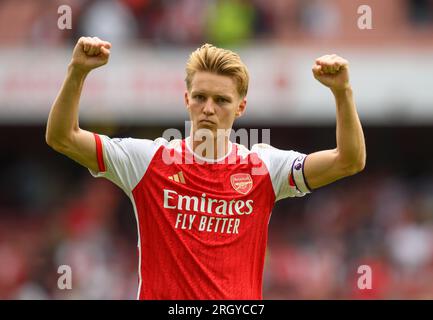 London, Großbritannien. 12. Aug. 2023. 12. August 2023 - Arsenal / Nottingham Forest - Premier League - Emirates Stadium. Der Martin Odegaard von Arsenal feiert nach dem Spiel der Premier League gegen Nottingham Forest mit der Endpfeife. Bildkredit: Mark Pain / Alamy Live News Stockfoto