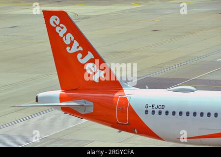 London, England, Vereinigtes Königreich - 1. August 2023: Schlussflosse eines Airbus A320-Düsens, der von der Billigfluggesellschaft easyjet (Registrierung G-EJCD) in London Gatwick betrieben wird Stockfoto