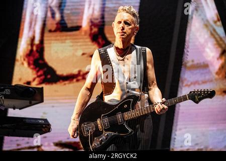 Oslo, Norwegen. 11. Aug. 2023. Die englische Band Depeche Mode führt ein Live-Konzert in der Telenor Arena in Oslo auf. Hier wird der Musiker Martin Gore live auf der Bühne gesehen. (Foto: Gonzales Photo/Alamy Live News Stockfoto