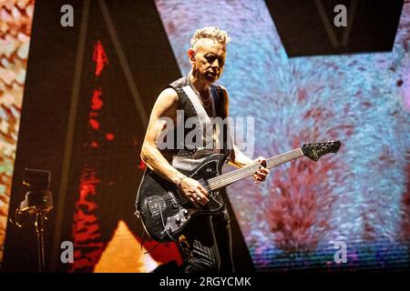 Oslo, Norwegen. 11. Aug. 2023. Die englische Band Depeche Mode führt ein Live-Konzert in der Telenor Arena in Oslo auf. Hier wird der Musiker Martin Gore live auf der Bühne gesehen. (Foto: Gonzales Photo/Alamy Live News Stockfoto