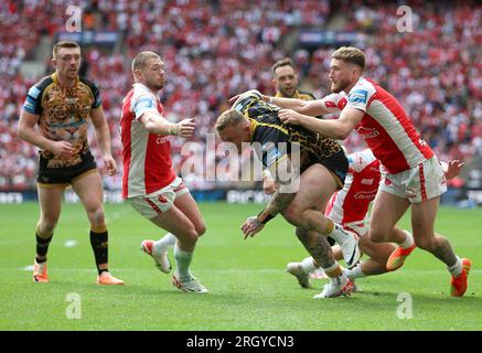 Josh Charnley (Centre) von Leigh Leopards wird während des Finales des Betfred Challenge Cup in Wembley, London, von Ethan Ryan von Hull KR (rechts) angegriffen. Foto: Samstag, 12. August 2023. Stockfoto