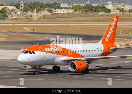 Luqa, Malta - 9. August 2023: Ankunft des Airbus A320 Holiday Jet (Registrierung G-EZBX) am Malta International Airport Stockfoto