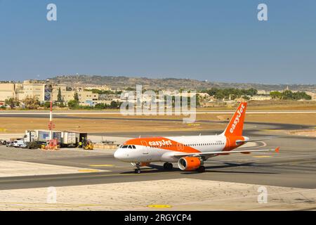 Luqa, Malta - 9. August 2023: Ankunft des Airbus A320 Holiday Jet (Registrierung G-EZBX) am Malta International Airport Stockfoto