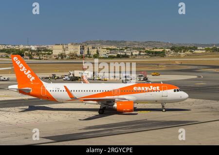 Luqa, Malta - 9. August 2023: Ankunft des Airbus A320 Holiday Jet (Registrierung G-EZWS) am Malta International Airport Stockfoto