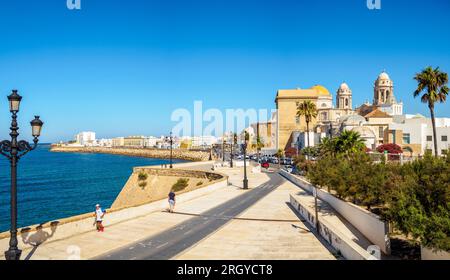 Campo del Sur Avenue an sonnigen Tagen. Cadiz, Andalusien, Spanien. Stockfoto