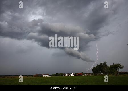 12. August 2023, Baden-Württemberg, Aalen: Eine Gewitterzelle nähert sich dem Ostalbkreis. Die Gewitter zogen am Samstag über Baden-Württemberg und verursachten lokale Probleme. Foto: Alexander Wolf/onw-images.de/dpa Stockfoto