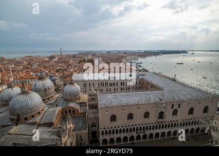 Blick auf den Markusplatz (Piazza San Marco) in Venedig von der Dachterrasse Stockfoto