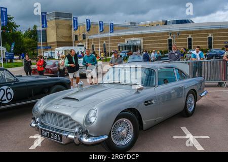 British Motor Museum Gaydon, Warwickshire, Großbritannien. Samstag, 12. August 2023. Der Aston Martin Heritage Trust feiert seinen 25. Geburtstag. Die Menschenmassen genießen die Besichtigung des Aston Martin DB5 Goldfinger-Fortsetzungsmodells. Das abgebildete Auto ist der Prototyp des Folgemodells, das auf eine Produktion von 25 Stück zu Kosten von jeweils £3,5 Millionen beschränkt war. Die Veranstaltung feierte dies zusammen mit allen Dingen „Aston“. Weitere Feiern, einschließlich - 60 Jahre der DB5 - 20 Jahre der DB9 - 75 Jahre der DB Bloodline - 110 Jahre Aston Martin Lagonda. Kredit: Ian Tennant/Alamy Live News. Stockfoto
