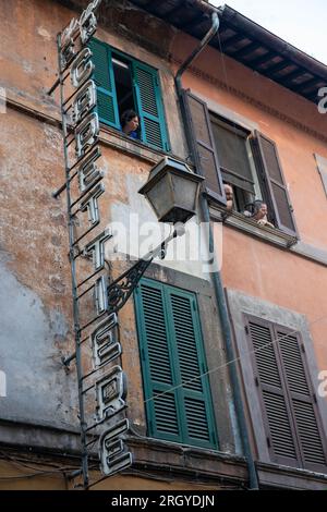 31. Juli 2023 - Rom, Italien: Feierliche Feier und Prozession in den Straßen von Trastevere zu Ehren von Madonna del Carmine, unserer Lieben Frau der römischen Bürger, genannt "de Noantri". Die Träger der Statue mit einem Gewicht von 1,6 Tonnen sind die ehrwürdige Gemeinde des Heiligen Sakraments und Maria del Carmine in Trastevere. Das Festmahl wurde 1927 offiziell ins Leben gerufen, aber die Ursprünge gehen auf das 16. Jahrhundert zurück. 1535, nach einer Überschwemmung, wurde eine aus Zedernholz geschnitzte Marienstatue am Ufer des Tibers gefunden. © Andrea Sabbadini Stockfoto
