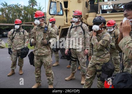 Maui, Usa. 10. Aug. 2023. Such- und Rettungssoldaten und Airmen, die der Hawaii National Guard CERF-P-Einheit angeschlossen sind, unterstützten Maui County und Staatsbeamte bei den Such- und Rettungsaktionen rund um Lahaina am 10. August 2023. Am 9. August wurden etwa 50 Wachmänner mobilisiert, nachdem Maui durch das Laubfeuer in Mitleidenschaft gezogen worden war, und halfen bei der Durchsuchung des betroffenen Bereichs, der abgeschlossen sein muss, bevor der Zugang zu den wenigen nicht betroffenen Grundstücken wiederhergestellt werden kann. Foto: Master Sgt. Andrew Jackson/USAF/U.S. National Guard/UPI Credit: UPI/Alamy Live News Stockfoto