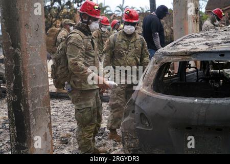 Maui, Usa. 10. Aug. 2023. Such- und Rettungssoldaten und Airmen, die der Hawaii National Guard CERF-P-Einheit angeschlossen sind, unterstützten Maui County und Staatsbeamte bei den Such- und Rettungsaktionen rund um Lahaina am 10. August 2023. Am 9. August wurden etwa 50 Wachmänner mobilisiert, nachdem Maui durch das Laubfeuer in Mitleidenschaft gezogen worden war, und halfen bei der Durchsuchung des betroffenen Bereichs, der abgeschlossen sein muss, bevor der Zugang zu den wenigen nicht betroffenen Grundstücken wiederhergestellt werden kann. Foto: Master Sgt. Andrew Jackson/USAF/U.S. National Guard/UPI Credit: UPI/Alamy Live News Stockfoto