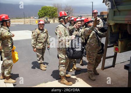 Maui, Usa. 10. Aug. 2023. Such- und Rettungssoldaten und Airmen, die der Hawaii National Guard CERF-P-Einheit angeschlossen sind, unterstützten Maui County und Staatsbeamte bei den Such- und Rettungsaktionen rund um Lahaina am 10. August 2023. Am 9. August wurden etwa 50 Wachmänner mobilisiert, nachdem Maui durch das Laubfeuer in Mitleidenschaft gezogen worden war, und halfen bei der Durchsuchung des betroffenen Bereichs, der abgeschlossen sein muss, bevor der Zugang zu den wenigen nicht betroffenen Grundstücken wiederhergestellt werden kann. Foto: Master Sgt. Andrew Jackson/USAF/U.S. National Guard/UPI Credit: UPI/Alamy Live News Stockfoto