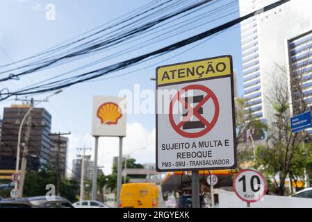 Salvador, Bahia, Brasilien - 11. August 2023: Verkehrsschild, das angibt, dass es verboten ist, anzuhalten und zu parken. Es kann eine Geldstrafe und ein Abschleppen verhängt werden. Avenida T Stockfoto