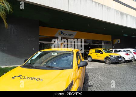 Salvador, Bahia, Brasilien - 11. August 2023: Fassade des Postamts, Portugiesisch: Correios. Auf der Avenida Tancredo Neves in Salvador, Bahia. Stockfoto