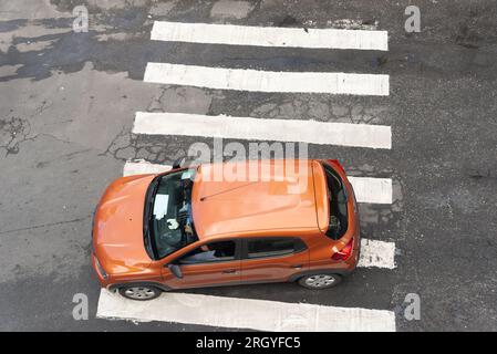 Salvador, Bahia, Brasilien - 11. August 2023: Blick von einem Auto, das die Fahrspur in einer der Straßen in der Nähe der Avenida Tancredo Neves in Salvador überquert, Stockfoto