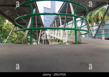 Salvador, Bahia, Brasilien - 11. August 2023: Fußgängerweg auf der Avenida Tancredo Neves im Geschäftszentrum der Stadt Salvador, Bahi Stockfoto