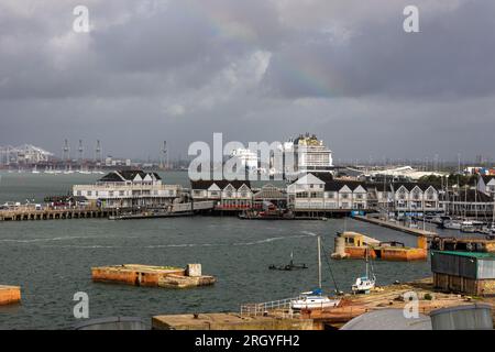 Hafen von Southampton mit zwei angedockten Schiffen, mit Wolken Stockfoto