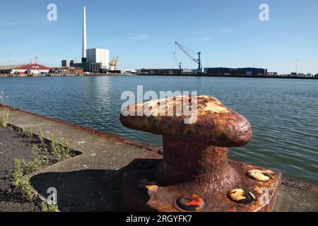 Hafen von Esbjerg und Skandinaviens höchstem Schornstein (250m) am Kohlekraftwerk Esbjerg, Dänemark. Stockfoto