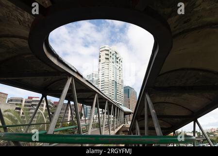 Salvador, Bahia, Brasilien - 11. August 2023: Blick auf das Geschäftsgebäude durch einen Fußgängerweg auf der Avenida Tancredo Neves in Salvador, Bah Stockfoto