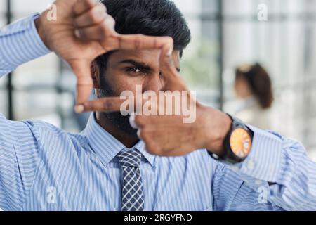 Daumen und Zeigefinger des Geschäftsmanns sind für quadratische Form verbunden Stockfoto