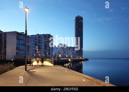 Der Eisberg beherbergt links vom 142m m hohen Leuchtturm 2,0 / Fyrtårnet, Dänemarks höchstem Wohngebäude Aarhus docklands, Dänemark. Stockfoto