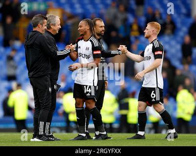 Fulham-Manager Marco Silva begrüßt Bobby De Cordova-Reid nach dem Spiel der Premier League im Goodison Park, Liverpool. Foto: Samstag, 12. August 2023. Stockfoto