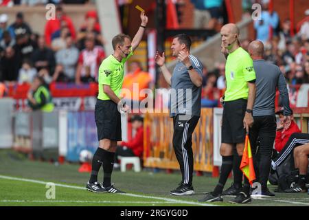 Exeter, Großbritannien. 12. Aug. 2023. Gary Caldwell Manager von Exeter City erhält eine gelbe Karte vom Schiedsrichter Sam Purkiss während des Spiels der Sky Bet League 1 Exeter City gegen Blackpool im St. James' Park, Exeter, Großbritannien, 12. August 2023 (Foto von Gareth Evans/News Images) in Exeter, Großbritannien, am 8./12. August 2023. (Foto: Gareth Evans/News Images/Sipa USA) Guthaben: SIPA USA/Alamy Live News Stockfoto