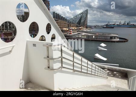 Die Aussichtsplattform des Segelturms und die Wohnsiedlung Aarhus, Aarhus docklands, Dänemark. Stockfoto