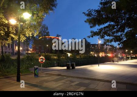 ARoS Kunstmuseum/Kunstmuseum, Aarhus, Dänemark, mit der „Rainbow Panorama“-Installation auf dem Dach. Stockfoto