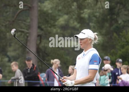 Walton on the Hill, Surrey, Großbritannien. 12. Aug. 2023. Das AIG WomenÕs öffnet im Golfklub Walton Heath während der dritten Runde (organisiert vom Royal & Ancient Golf Club of St. Andrews - R&A ) Bildserien: EnglandÕs Charley Hull fährt auf dem 2.-Loch-Platz. Kredit: Motofoto/Alamy Live News Stockfoto