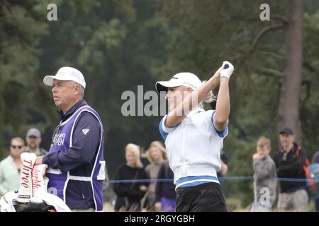 Walton on the Hill, Surrey, Großbritannien. 12. Aug. 2023. Das AIG WomenÕs öffnet im Golfklub Walton Heath während der dritten Runde (organisiert vom Royal & Ancient Golf Club of St. Andrews - R&A ) Bildserien: EnglandÕs Charley Hull fährt auf dem 2.-Loch-Platz. Kredit: Motofoto/Alamy Live News Stockfoto