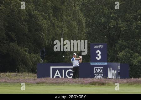 Walton on the Hill, Surrey, Großbritannien. 12. Aug. 2023. Das AIG WomenÕs öffnet im Golfklub Walton Heath während der dritten Runde (organisiert vom Royal & Ancient Golf Club of St. Andrews - R&A ) Bildserien: EnglandÕs Charley Hull fährt auf dem 3.-Loch-Platz. Kredit: Motofoto/Alamy Live News Stockfoto