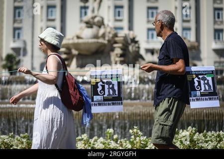 Madrid, Spanien. 12. Aug. 2023. Aktivisten marschieren während einer Kundgebung vor dem Neptun-Brunnen. Fast hundert Menschen haben sich am Neptun-Brunnen in Madrid unter dem Slogan "Hug the Mar Menor" versammelt, um eine menschliche Kette zu schaffen mit dem Ziel, die "Grenzsituation" zu verteidigen, die das Maditerraneo erlebt. Kredit: SOPA Images Limited/Alamy Live News Stockfoto