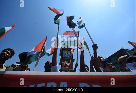 12. August 2023, Srinagar, Jammu und Kaschmir, Indien: Polizisten und Schuljungen halten die indische Nationalflagge während der Kampagne "Meri Maati Mera Desh Mitti Ko Naman, Veeron Ka Vandan" oder "Tribute to my soil, my country, soil, salutations to the heloes", die vor den Feierlichkeiten zum 75. Jahrestag des Indischen Unabhängigkeitstages in Srinagar stattfand. (Kreditbild: © Mubashir Hassan/Pacific Press via ZUMA Press Wire) NUR REDAKTIONELLE VERWENDUNG! Nicht für den kommerziellen GEBRAUCH! Stockfoto