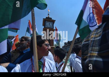 12. August 2023, Srinagar, Jammu und Kaschmir, Indien: Polizisten und Schuljungen halten die indische Nationalflagge während der Kampagne "Meri Maati Mera Desh Mitti Ko Naman, Veeron Ka Vandan" oder "Tribute to my soil, my country, soil, salutations to the heloes", die vor den Feierlichkeiten zum 75. Jahrestag des Indischen Unabhängigkeitstages in Srinagar stattfand. (Kreditbild: © Mubashir Hassan/Pacific Press via ZUMA Press Wire) NUR REDAKTIONELLE VERWENDUNG! Nicht für den kommerziellen GEBRAUCH! Stockfoto