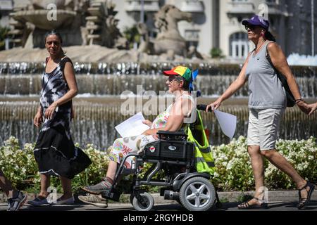 Madrid, Spanien. 12. Aug. 2023. Eine Gruppe von Aktivisten zirkuliert während der Demonstration um den Neptunbrunnen. Fast hundert Menschen haben sich am Neptun-Brunnen in Madrid unter dem Slogan "Hug the Mar Menor" versammelt, um eine menschliche Kette zu schaffen mit dem Ziel, die "Grenzsituation" zu verteidigen, die das Maditerraneo erlebt. (Foto: David Canales/SOPA Images/Sipa USA) Guthaben: SIPA USA/Alamy Live News Stockfoto