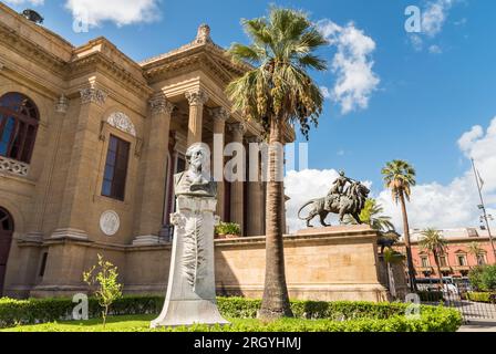 Das Theater Massimo Vittorio Emanuele mit der Büste von Giuseppe Verdi vor sich, befindet sich auf dem Verdi-Platz in Palermo, Sizilien, Italien Stockfoto