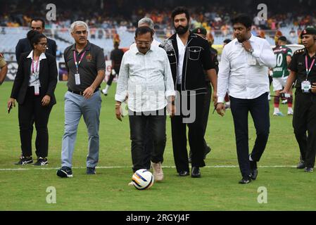 Kalkutta, Westbengalen, Indien. 12. Juni 2023. Indischer Schauspieler Vicky Kaushal, Staatssportminister Aroop Biswas und leitende Offiziere der indischen Armee während des Fußballspiels Ostbengalen und Mohan Bagan Durand Cup 2023 im Saltlake Stadium in Kalkutta. (Kreditbild: © Dipa Chakraborty/Pacific Press via ZUMA Press Wire) NUR REDAKTIONELLE VERWENDUNG! Nicht für den kommerziellen GEBRAUCH! Stockfoto