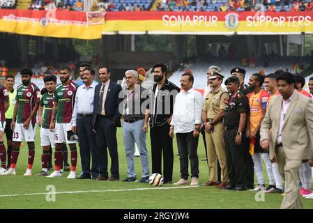 Kalkutta, Westbengalen, Indien. 12. Juni 2023. Indischer Schauspieler Vicky Kaushal, Staatssportminister Aroop Biswas und leitende Offiziere der indischen Armee während des Fußballspiels Ostbengalen und Mohan Bagan Durand Cup 2023 im Saltlake Stadium in Kalkutta. (Kreditbild: © Dipa Chakraborty/Pacific Press via ZUMA Press Wire) NUR REDAKTIONELLE VERWENDUNG! Nicht für den kommerziellen GEBRAUCH! Stockfoto