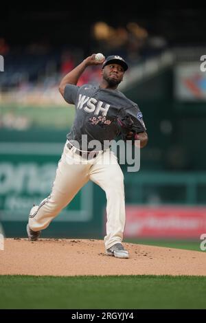 Joan Adon (60) wirft einen Platz während eines regulären MLB-Saisonspiels zwischen den Oakland Athletics und den Washington Nationals im Nationals Park in Washington, DC am 11. August 2023. Die Nats besiegten die Athletics mit 8:2. (Max Siker / Bild von Sport) Stockfoto