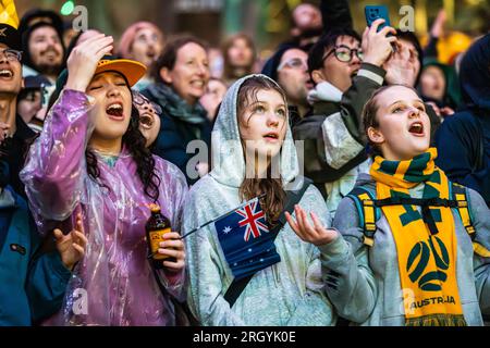 Melbourne, Victoria, Australien. 12. Aug. 2023. Matildas-Fans beim Melbourne Fan Festival mit großen Zuschauern, die auf der FIFA Women's World Cup Australia und Neuseeland 2023 am Federation Square die australische Matildas gegen Frankreich Les Bleus beobachten. (Kreditbild: © Chris Putnam/ZUMA Press Wire) NUR REDAKTIONELLE VERWENDUNG! Nicht für den kommerziellen GEBRAUCH! Kredit: ZUMA Press, Inc./Alamy Live News Stockfoto