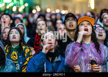 Melbourne, Victoria, Australien. 12. Aug. 2023. Matildas-Fans beim Melbourne Fan Festival mit großen Zuschauern, die auf der FIFA Women's World Cup Australia und Neuseeland 2023 am Federation Square die australische Matildas gegen Frankreich Les Bleus beobachten. (Kreditbild: © Chris Putnam/ZUMA Press Wire) NUR REDAKTIONELLE VERWENDUNG! Nicht für den kommerziellen GEBRAUCH! Kredit: ZUMA Press, Inc./Alamy Live News Stockfoto