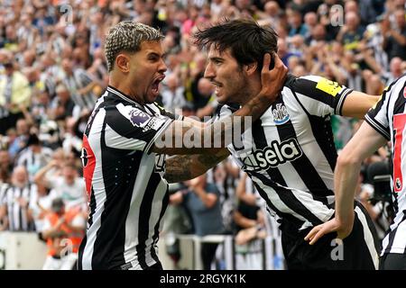 Sandro Tonali von Newcastle United (rechts) feiert das erste Tor seiner Seite im Spiel mit Teamkollegen während des Premier League-Spiels in St. James' Park, Newcastle-upon-Tyne. Foto: Samstag, 12. August 2023. Stockfoto