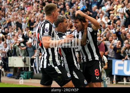 Sandro Tonali von Newcastle United (rechts) feiert das erste Tor seiner Seite im Spiel mit Teamkollegen während des Premier League-Spiels in St. James' Park, Newcastle-upon-Tyne. Foto: Samstag, 12. August 2023. Stockfoto