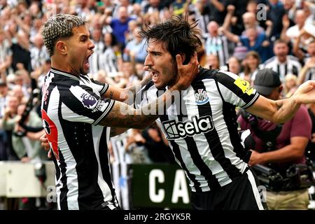 Sandro Tonali von Newcastle United (rechts) feiert das erste Tor seiner Seite im Spiel mit Teamkollegen während des Premier League-Spiels in St. James' Park, Newcastle-upon-Tyne. Foto: Samstag, 12. August 2023. Stockfoto